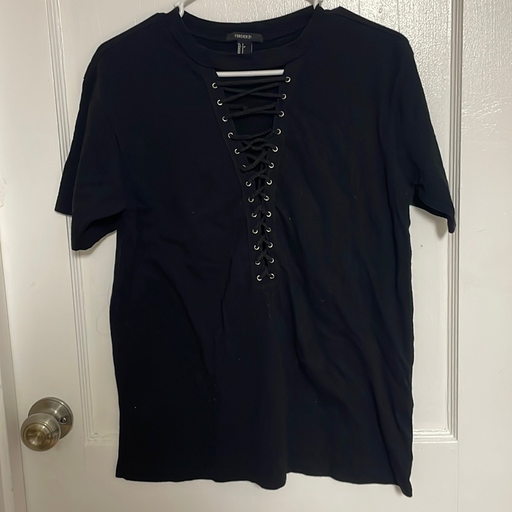 BLACK LACE UP TEE
